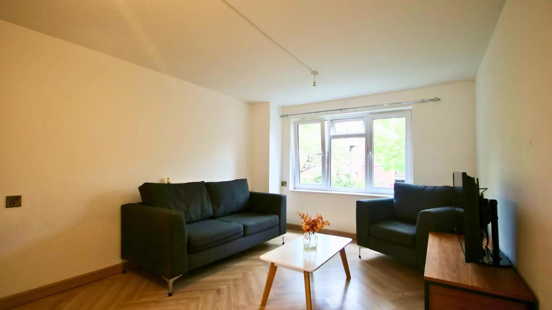 Modern Flat In The Heart Of East London contacts